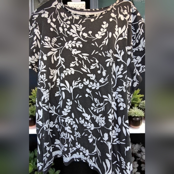 Croft & Barrow Essential Crewneck TeeColor: Black Multi Floral, Size: L (EUC) - Picture 5 of 8